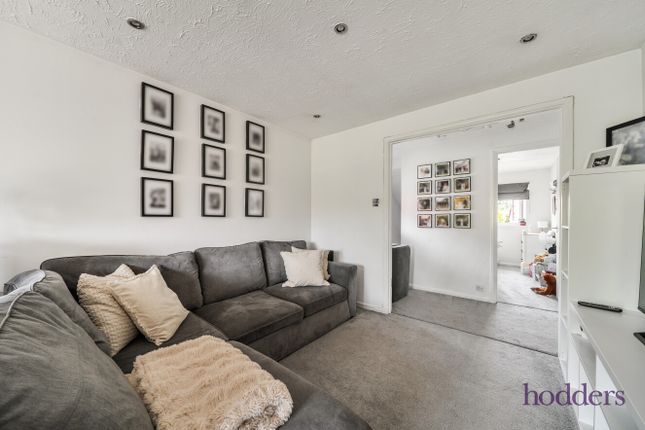 8, Palmer Crescent, Ottershaw photo 2