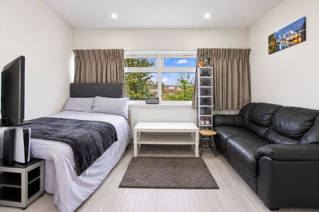 43 Radnor Close, Mitcham photo 4