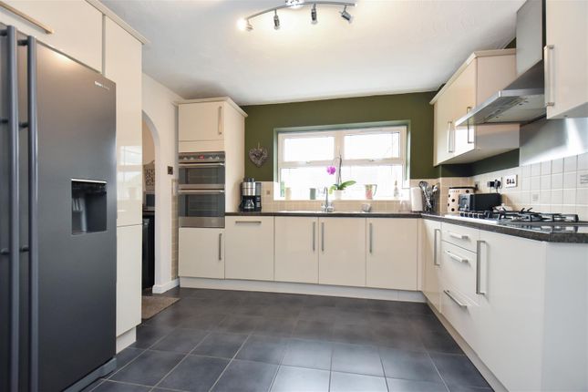 6, Siskin Chase, Cullompton photo 3