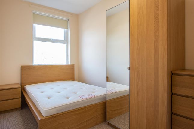 Flat to rent in Newport Road, Roath, Cardiff