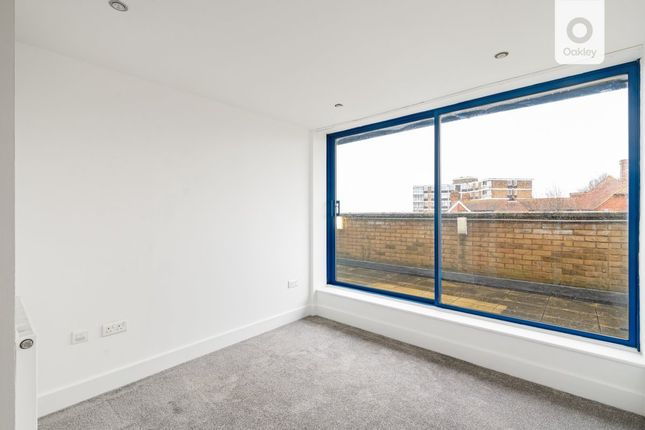 Flat to rent in York Mansions West, York Avenue, Hove