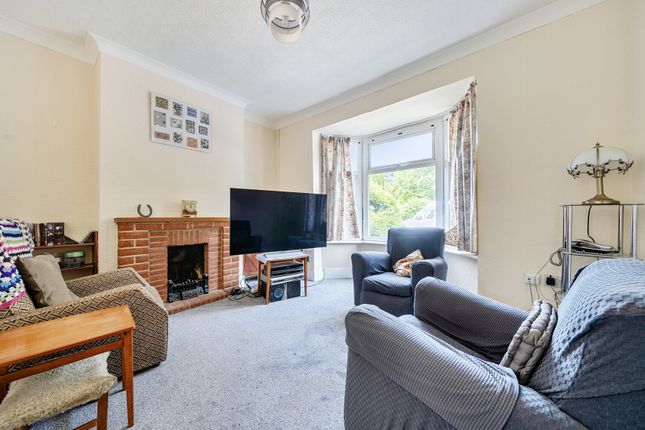 53, Church Road, Surrey photo 2