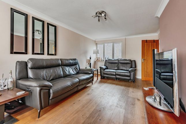 8, Fairway Close, Crawley photo 3