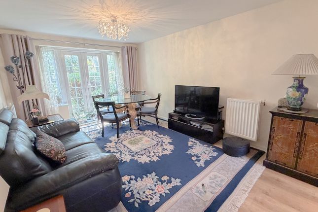 2 Pear Tree Court, Forelle Way, Carshalton photo 2