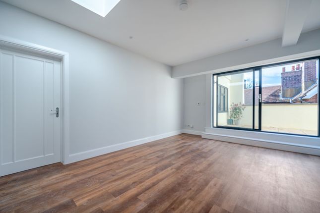 Flat 3, 14 High Street, Haslemere photo 2