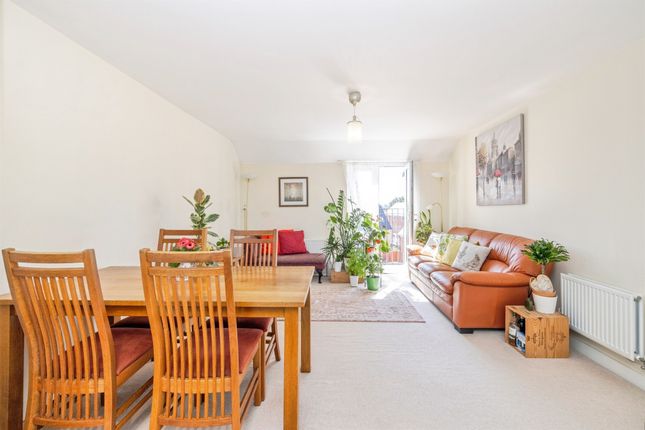 Flat 16, Warhol Court, 1, Baxter Road, Watford photo 2