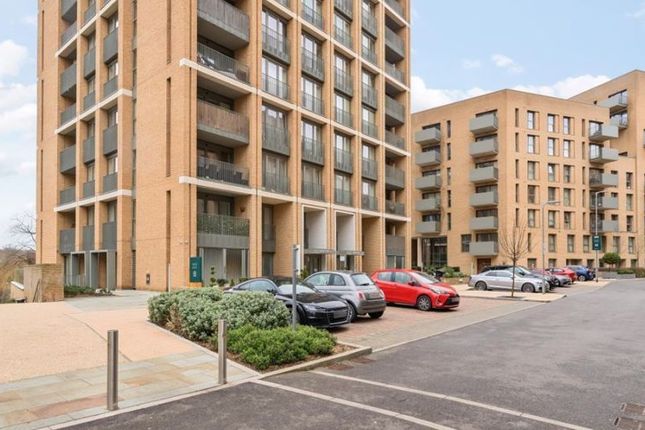 Flat 8, Hawfinch House, Moorhen Drive, London photo 2