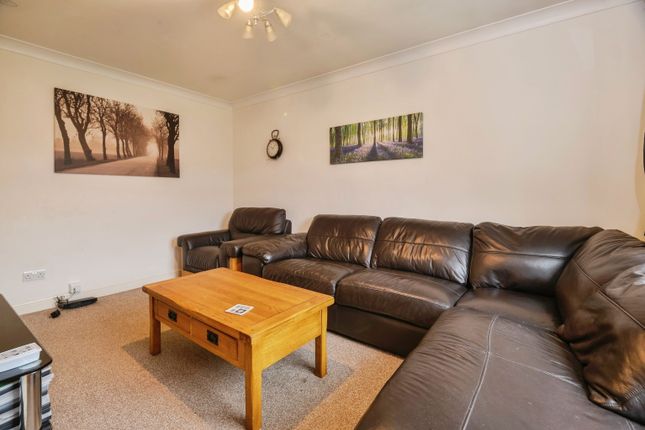 32, Markham Square, Stockton-on-tees photo 4