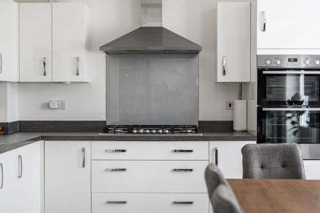 2, Fingal Crescent, Reading photo 4