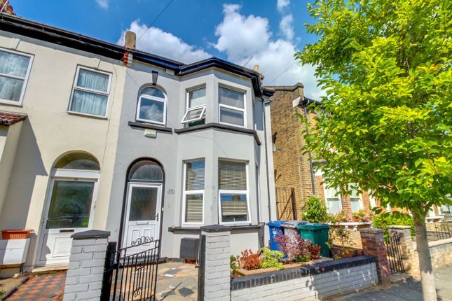 Thumbnail Terraced house for sale in Avenue Road, North Finchley