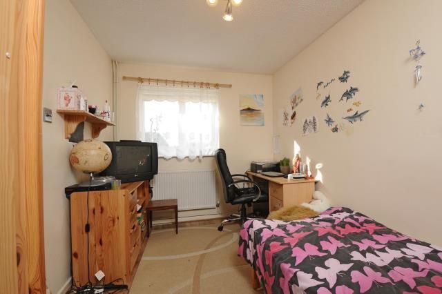 13 Rochford Gardens, Rochford Gardens, Bicester photo 3