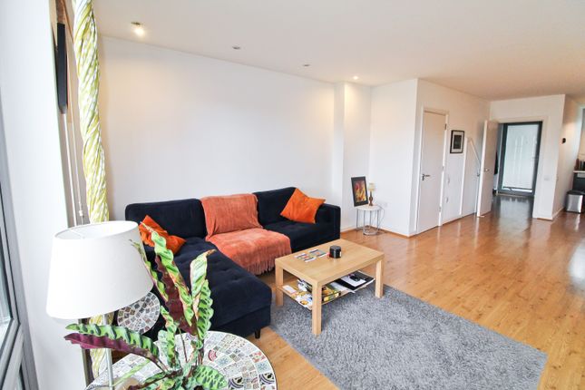 Large 2-Bedroom Duplex Apartment For Let In E3 2Jj