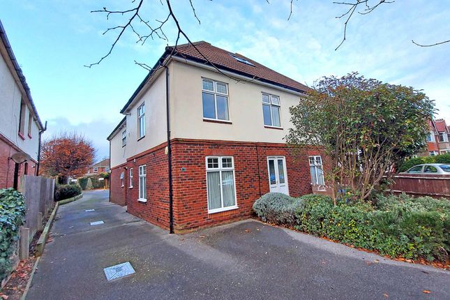 Flat to rent in Pavilion Road, Worthing