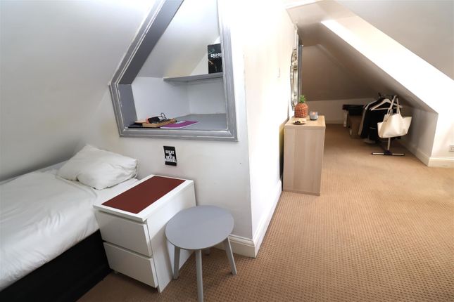 Room 8, 20, Mayfields, Wembley photo 3