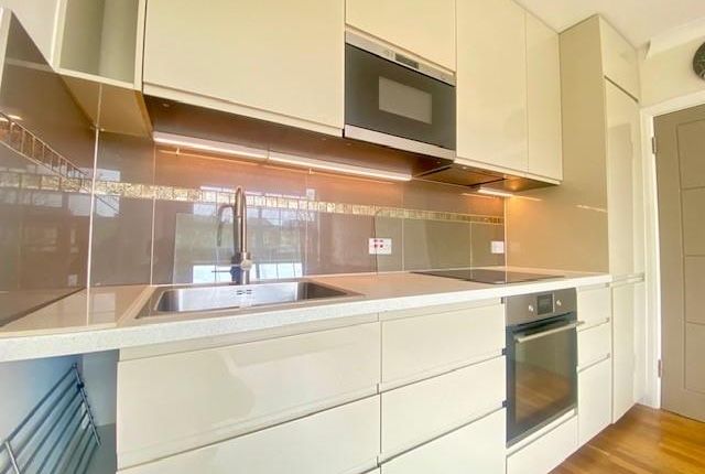 Flat to rent in Georgian Court, Dollis Avenue, Finchley