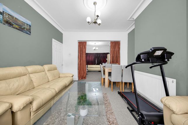 439, Whalebone Lane North, Romford photo 3