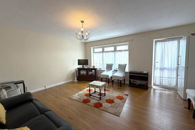 50, Rushdene, London photo 3
