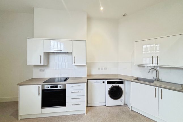 Flat 1, 2-3,, The Square, Surrey photo 3