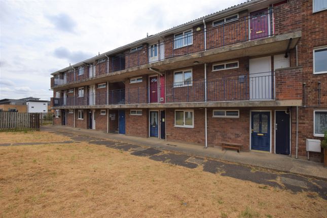 Thumbnail Flat to rent in Deal Close, Huntingdon