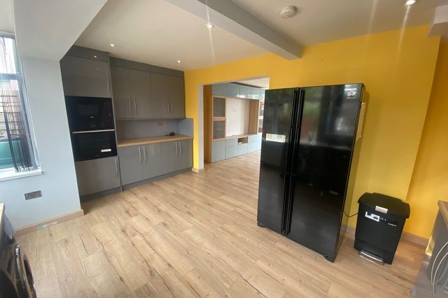 27, Priesthorpe Avenue, PUDSEY photo 4