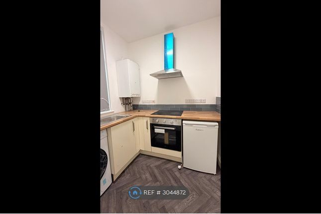 Flat, Mesnes Park Terrace, Wigan photo 2