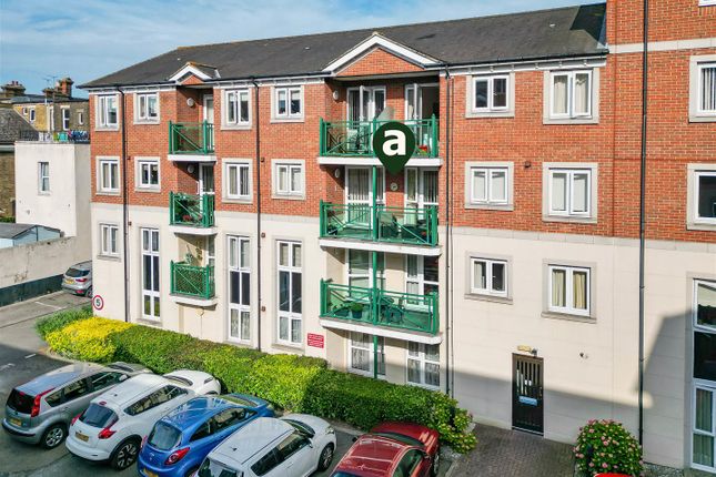 2-bed house on Flat 21, Montague Court, Hamlet Court Road, Westcliff-On-Sea, £230,000