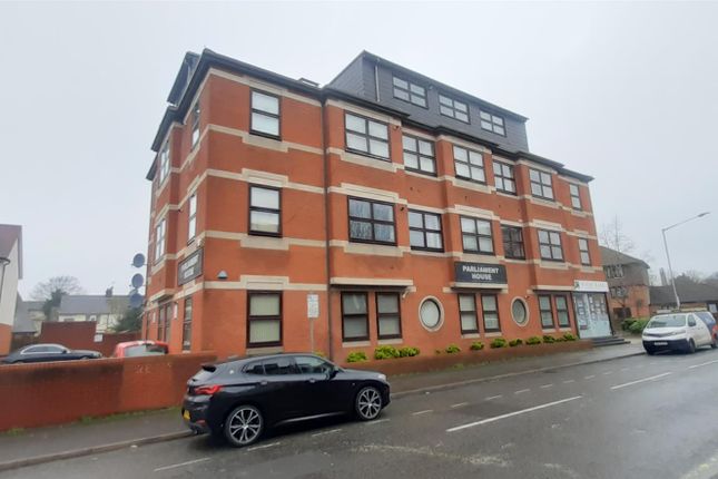 Flat to rent in St. Laurence Way, Slough