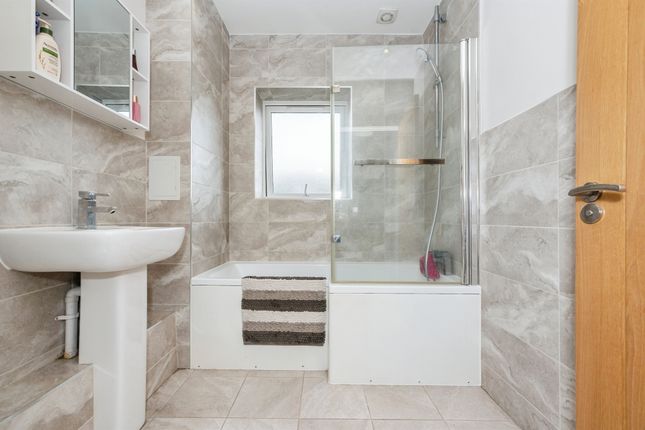 27, Sartoria Close, Grays photo 4