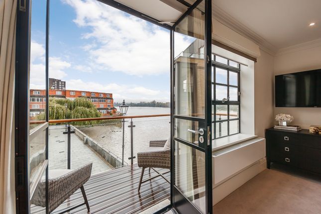 Flat to rent in Palace Wharf, Rainville Rd, London