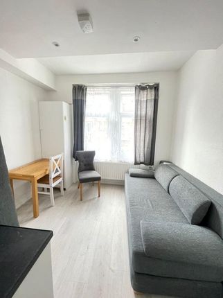 Flat to rent in Penfold Place, London