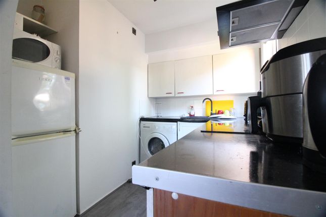 36, Helmsdale Close, Hayes photo 4