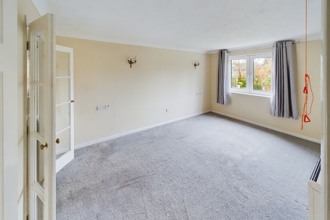 26, Farnham Close, London photo 2