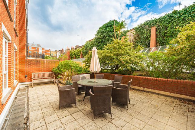 Flat for sale in Elverton Street, London