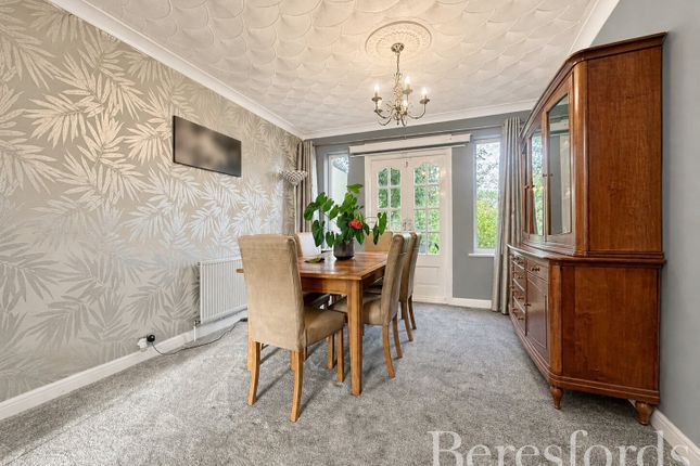 2, Woodstock Avenue, Romford photo 3