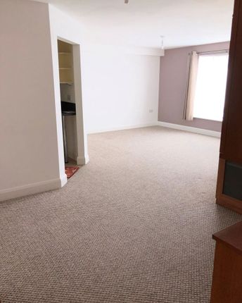 16, Oliver Court, Slough photo 4