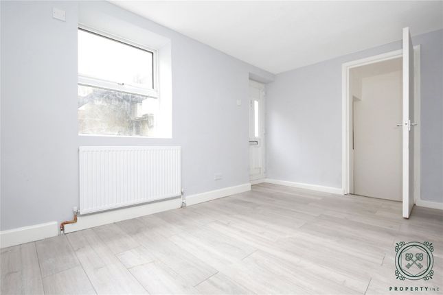 Flat to rent in The Avenue, London