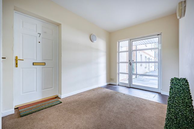 7 Cadder Court, Gartcosh, Glasgow photo 4