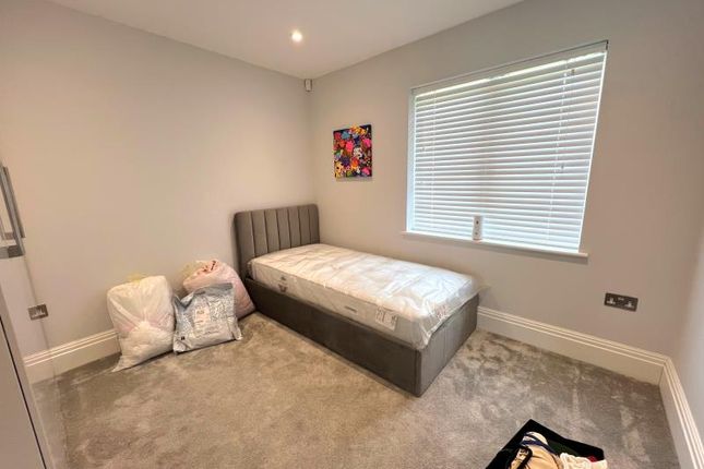 Flat to rent in Chantry Point, Northdown Lane, Guildford