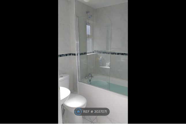 Room   Dovedale Crescent, Crawley photo 5