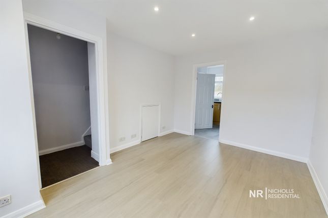 79, Gilders Road, Chessington photo 4
