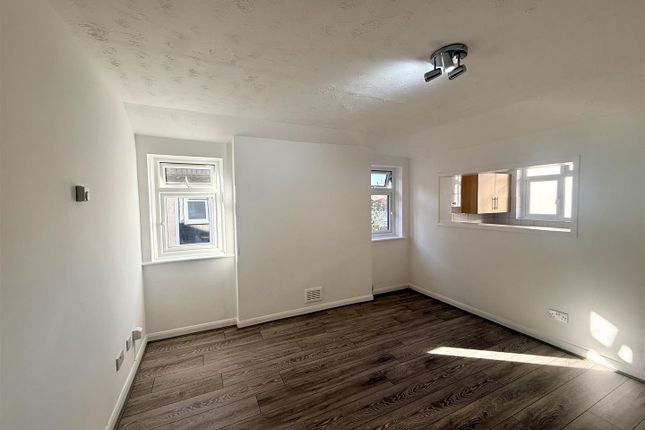 Flat F, 9, Grenfell Road, Mitcham photo 2