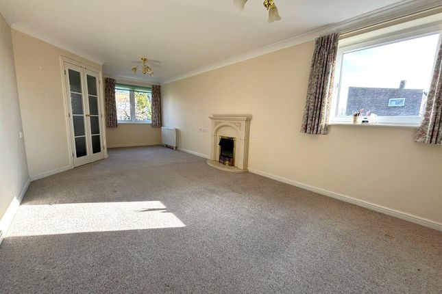 27 Oaktree Ct Living.Jpg