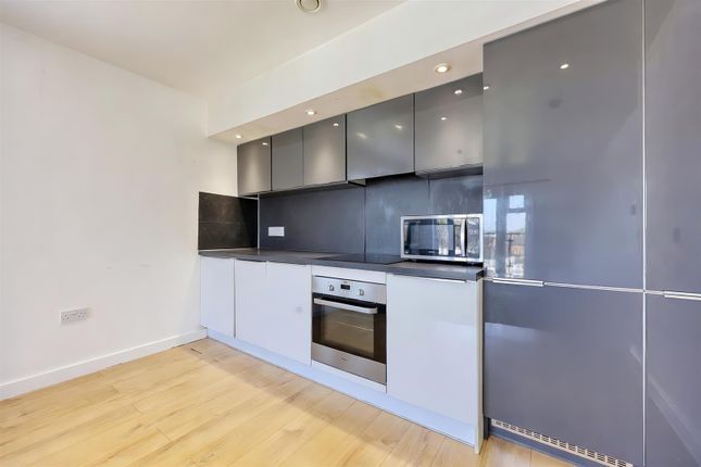36, Clovelly Court, 10 Wintegreen Boulevard, West Drayton photo 4