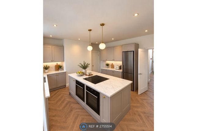 Wakefield Road, Rothwell, Leeds photo 2