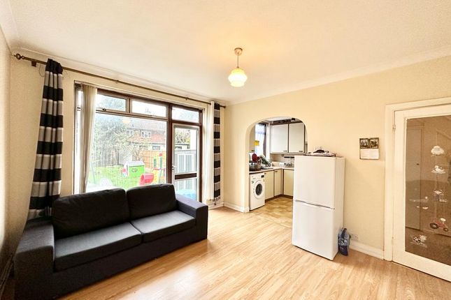 Thumbnail Terraced house to rent in Oakleafe Gardens, Ilford