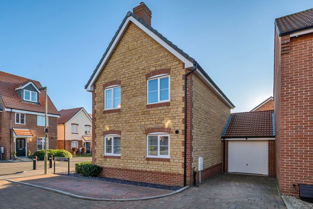 Link-detached house for sale in Marjoram Way, Didcot, Oxfordshire