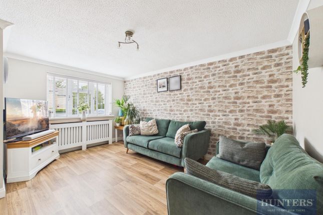 19, Meadow Close, Cheltenham photo 2