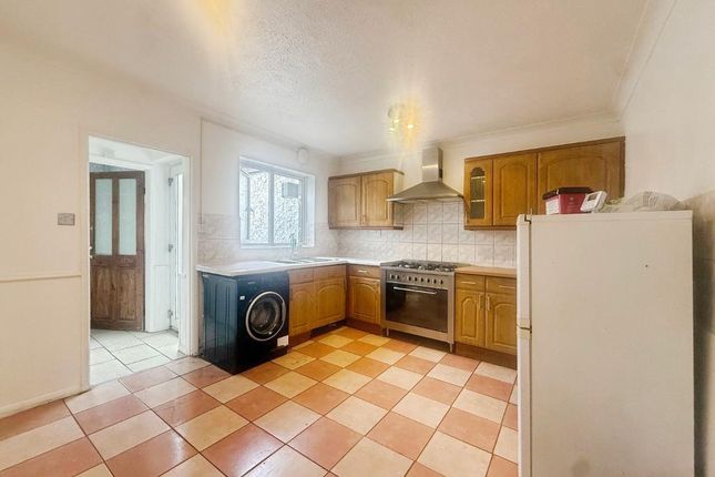 4, Mill Road, South Ockendon photo 5