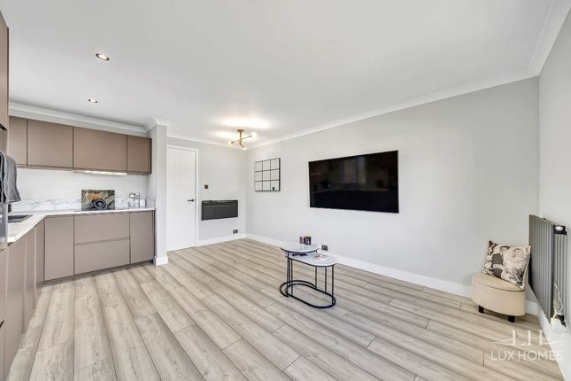 16 Berry Close, Hornchurch photo 4