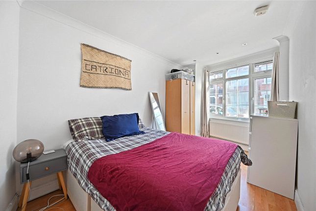 Flat to rent in Willow Vale, London